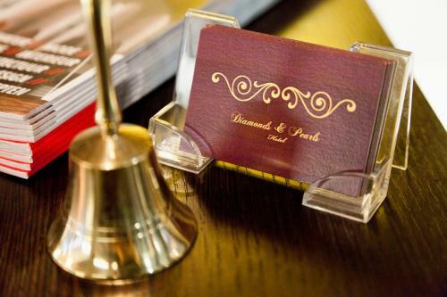 Hotel Diamonds And Pearls