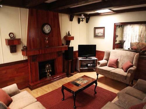 Hostal Tudor Lodge & Tours Cc