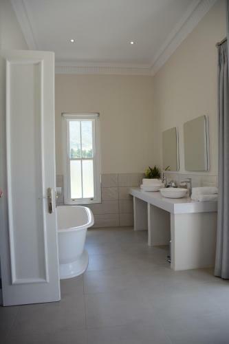 Hostal The Terraces @ Chambray Estate