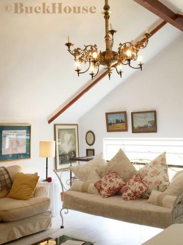 Buckhouse Elegant Village Apartment