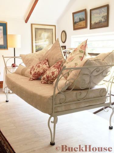 Buckhouse Elegant Village Apartment