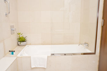 Ocean Edge Suites & Hotel Colombo