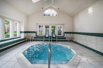 Hotel Cloverleaf Suites