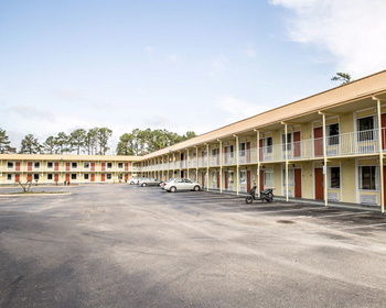 Hotel Rodeway Inn & Suites