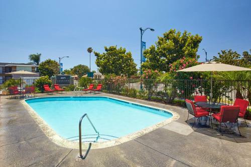 Hotel Eden Roc Inn & Suites