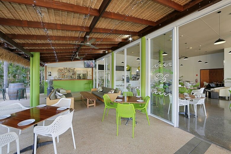 Aparthotel Sandcastles 1770 Motel & Resort