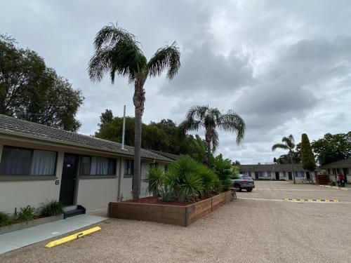 Hanging Rock Family Motel