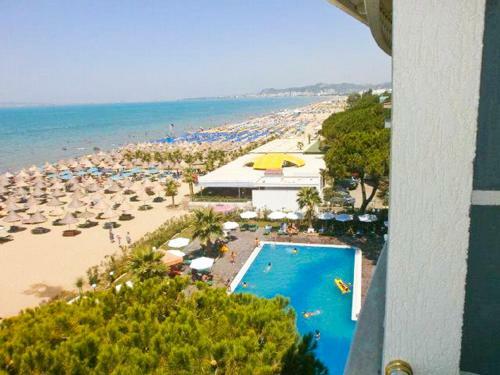 2 Beachfront Apartments + Parking + Wifi