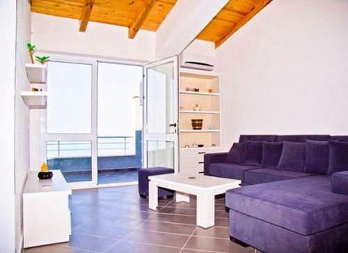 2 Beachfront Apartments + Parking + Wifi