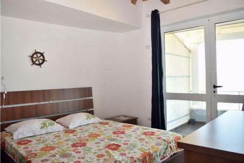 2 Beachfront Apartments + Parking + Wifi