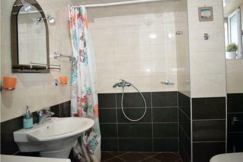 2 Beachfront Apartments + Parking + Wifi