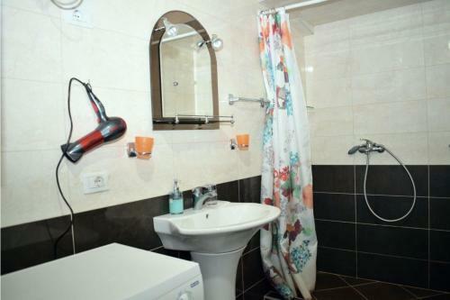 2 Beachfront Apartments + Parking + Wifi