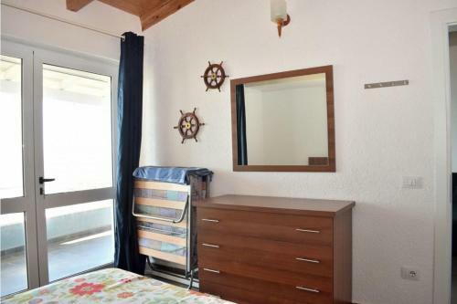 2 Beachfront Apartments + Parking + Wifi