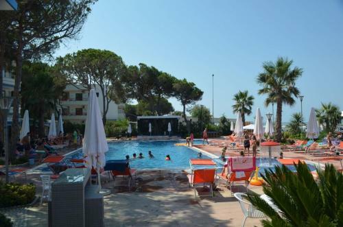 2 Beachfront Apartments + Parking + Wifi