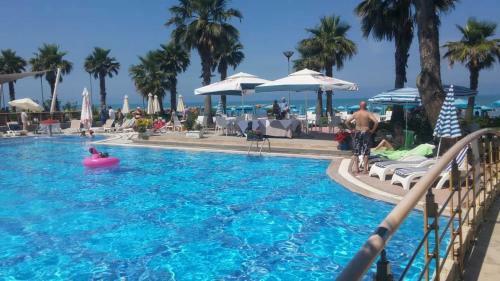 2 Beachfront Apartments + Parking + Wifi