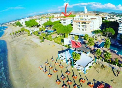 2 Beachfront Apartments + Parking + Wifi