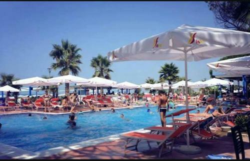 2 Beachfront Apartments + Parking + Wifi