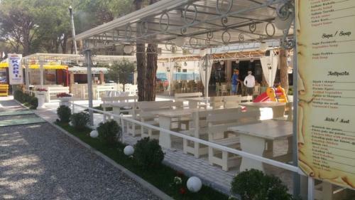2 Beachfront Apartments + Parking + Wifi