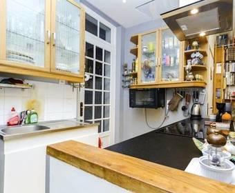 Cosy Rare 2 Bedroom Apartment Around A Private Garden