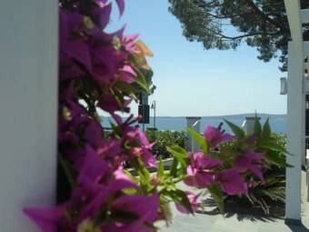 Hostal Skipper White Guest House