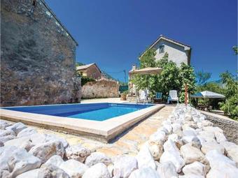 Two-bedroom Holiday Home In Tribalj