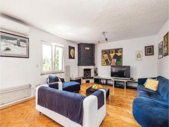 Four-bedroom Holiday Home Jurdani With A Fireplace 08