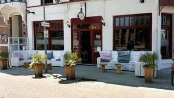 Hostal Caf� Pension The Chandelier