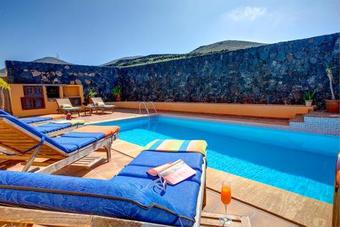 Tinajo Villa Sleeps 6 Pool Wifi