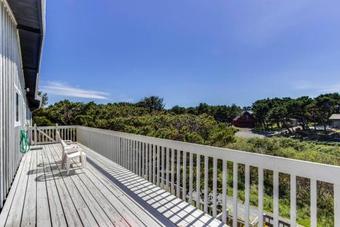 Spindrift Oceanfront Home - The Helm