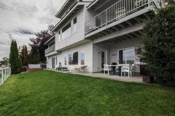 Accent Lakefront Villa