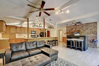 Sunny Outdoor Haven On The Lake