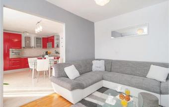 Four-bedroom Holiday Home In Dugopolje