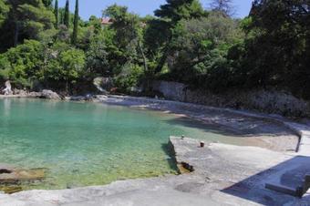 Aparthotel Kalamota Beach House