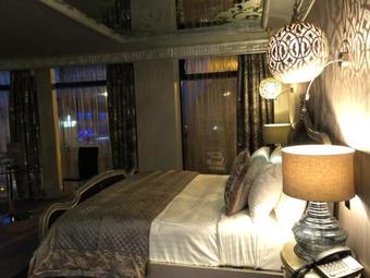 Hotel Me & Mrs Jones