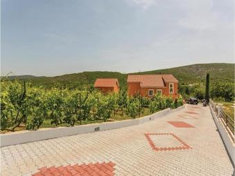 Three-bedroom Holiday Home In Brstanovo