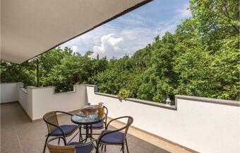 Two-bedroom Apartment In Glavina Donja