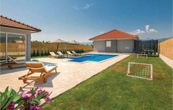 Four-bedroom Holiday Home In Prolozac