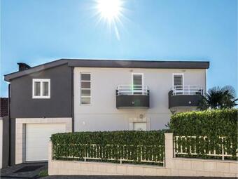 Six-bedroom Holiday Home In Prolozac Donji