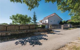 Three-bedroom Holiday Home In Drnis