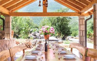 Three-bedroom Apartment In Rastovac