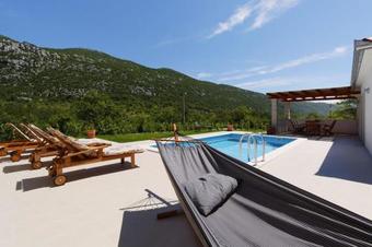 Zupa Villa Sleeps 6 Pool Air Con Wifi