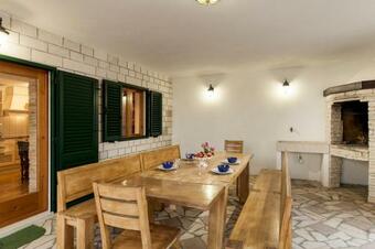 Sumartin Villa Sleeps 8 Pool Air Con Wifi