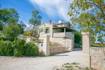 Unique Villa Bo?ket With Pool And Jacuzzi Surrounded By Nature