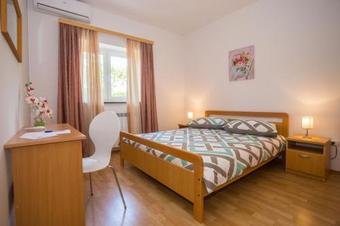 Three-bedroom Apartment Mir With Private Infinity Pool