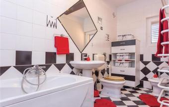 Six-bedroom Holiday Home In Danilo