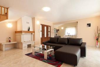 Surrounded By Olive Groves, Vineyards And Bicycle Paths - Villa Paris III