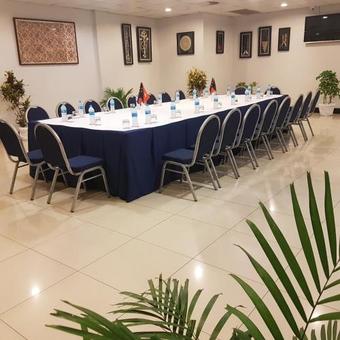 Paddy's Hotel & Apartments