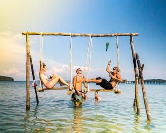 Albergue Mad Monkey Koh Rong Samloem