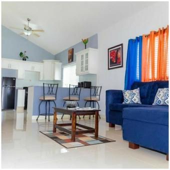 Hostal Caymanas Estate Neighbor