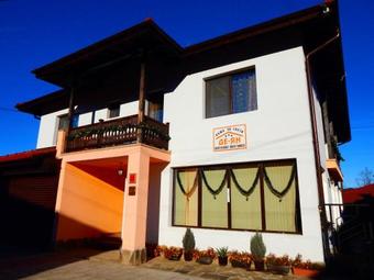 Hostal De-yan Guest House